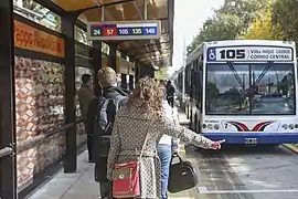 Pasajeros deteniendo un colectivo.