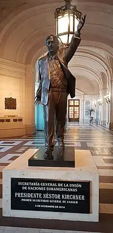 Estatua de Nestor Kirchner en el hall del Centro Cultural Kirchner