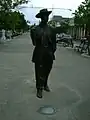 Estatua que se encuentra en el Centro del Prado de Cienfuegos, Cuba, en memoria de Benny Moré caminando por las calles de Cienfuegos