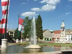 Plaza Széchenyi en Esztergom. Al fondo se ve la estatua de la Santísima Trinidad.