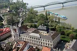 Iglesia de San Ignacio junto al Palacio Arzobispal. En la parte posterior se ve el puente María Valeria sobre el Danubio.