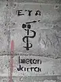 Grafiti en Mendaro que reproduce el anagrama