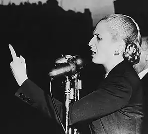 Eva Perón en un discurso electoral.