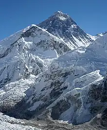 1. Monte Everest es la montaña más alta de la Tierra.