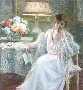 Interior con una mujer elegante, hacia 1900