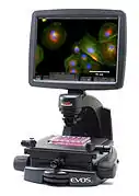 Microscopio invertido con monitor LCD en lugar de oculares.