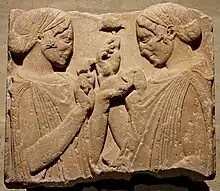 Dos mujeres luciendo el cecrífalo en una estela, mármol de Paros, alrededor de 470-460 a. C. Museo del Louvre.