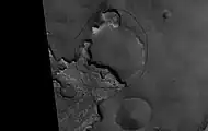 Cráter exhumado en Mare Acidalium, foto por Mars Global Surveyor