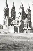 Lado este de la iglesia con las torres y el parclose