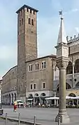 Torre degli Anziani, vista desde la Piazza della Frutta