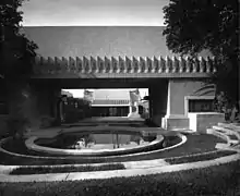 Vista sobre la piscina redonda, con el patio central y la sala de estar más allá (1921)