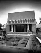 Hollyhock House y piscina cuadrada ornamental, Los Ángeles, 1921