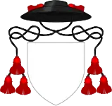 Sombrero de sable con tres borlas de gules por lado, usado por los cánones anglicanos en lugar de un casco.
