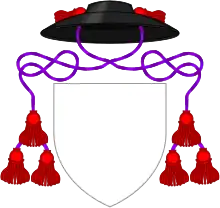 Sombrero de marta con cordones purpúreos y tres borlas de gules por lado, usado por los decanos anglicanos en lugar de un casco.