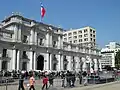 Exhibición de la cápsula Fénix-2 frente al Palacio de La Moneda en Santiago.