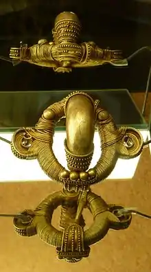 Fíbula prerromana del tipo anular hispánico perteneciente al primer tesoro de Arrabalde, otro de los hitos de la colección del Museo. Forrada en oro sobre plata y alma probablemente de bronce.
