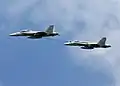 F/A-18E Super Hornet siendo reabastecido por un F/A-18F Super Hornet.