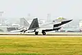 Un F-22 Raptor en pleno despegue