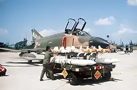 Un AIM-7Es siendo cargado en un ANG F-4C Hawaii en 1980