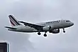 Airbus A319-111 de Air France aterrizando en el aeropuerto de Lisboa.