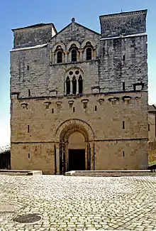 Fachada de la Iglesia de Saint-Étienne (Nevers) (las torres fueron demolidas)