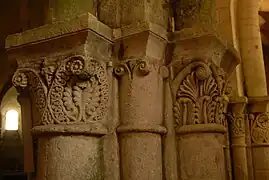 Capiteles románicos con motivos vegetales