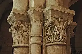 Capiteles románicos con motivos vegetales
