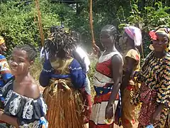 Grupo de mujeres Krahn en ceremonia religiosa