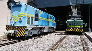 Locomotora diésel FEVE nº 1059, de la Serie 1000 de FEVE, construida por Alstom para la Compañía de los Ferrocarriles Económicos de Asturias (nº 107) en 1965, y dresina VLD PAC 14 (posterior UIC 9271) de RENFE.