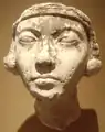 Cara en yeso de una joven (se cree que es Kiya, una de las esposas de Ajenatón), de los años 14-17. Metropolitan Museum of Art de Nueva York.