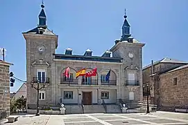 Casa consistorial de Alpedrete, de estilo herreriano construida por el arquitecto José María de la Vega Samper en 1959, siguiendo la misma estructura de la Casa de la Villa de Madrid