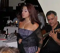 Cantante interpretando un fado portugués -  Portugal