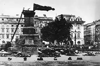 La destrucción del monumento al poeta nacional polaco Adam Mickiewicz en Cracovia, por las fuerzas alemanas el 17 de agosto de 1940.