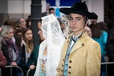 Pareja vestida de valencianos