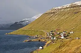 Villa de Skipanes en la rivera del Skálafjørður