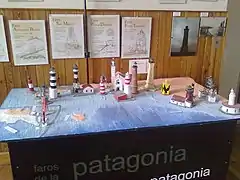 Maqueta de faros de la Patagonia en el museo Ferroportuario