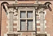 Ventana de la oficina del comerciante en la calle.