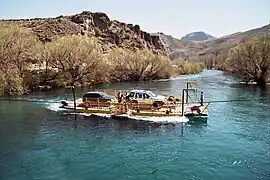 Balsa maroma cruzando el río en Villa Llanquín.