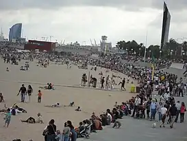 Público observando las acrobácias en la Playa de la Mar Bella.