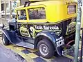 Vehículo de propaganda de una agencia de compra-venta de taxis, Buenos Aires, Argentina, Modelo A Tudor - 1929 Las llantas y neumáticos no son originales