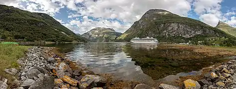 Barco crucero en el final del fiordo, cerca de Geiranger.