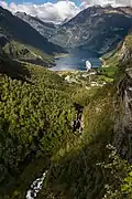 Vista del fiordo y el pueblo de Geiranger desde el mirador Flydalsjuvet.