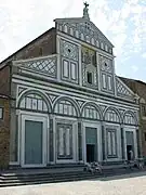 San Miniato al Monte (la similitud con los frontones clásicos grecorromanos es muy próxima, pero no hay cornisa que delimite la línea inferior del triángulo de remate).