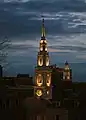 Una vista nocturna del campanario iluminado del edificio