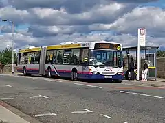 Un autobús articulado de First Mánchester