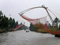 Red de pesca china en la ciudad de Cà Mau