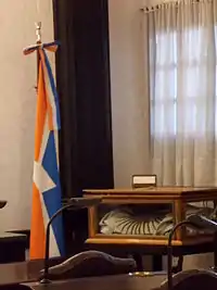 Bandera en la antigua sede de la legislatura del Territorio Nacional en la Ex Casa de Gobierno de Tierra del Fuego.