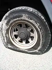 Neumático pinchado ("caucho espichado" en Venezuela).