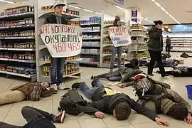 Flash mob en el supermercado. Kiev. El 15 de marzo del 2014