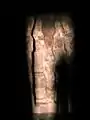 Una estatua de Hathor iluminada por el sol, en el mismo templo.
